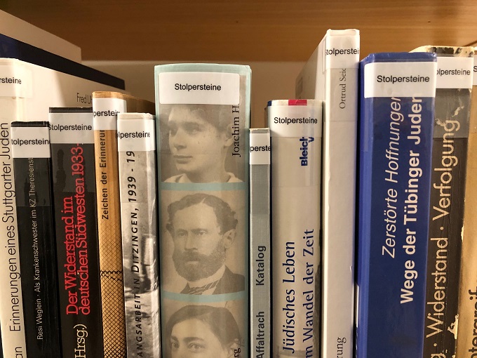 Bücherregal mit Exemplaren aus der Bibliothek Schönleber